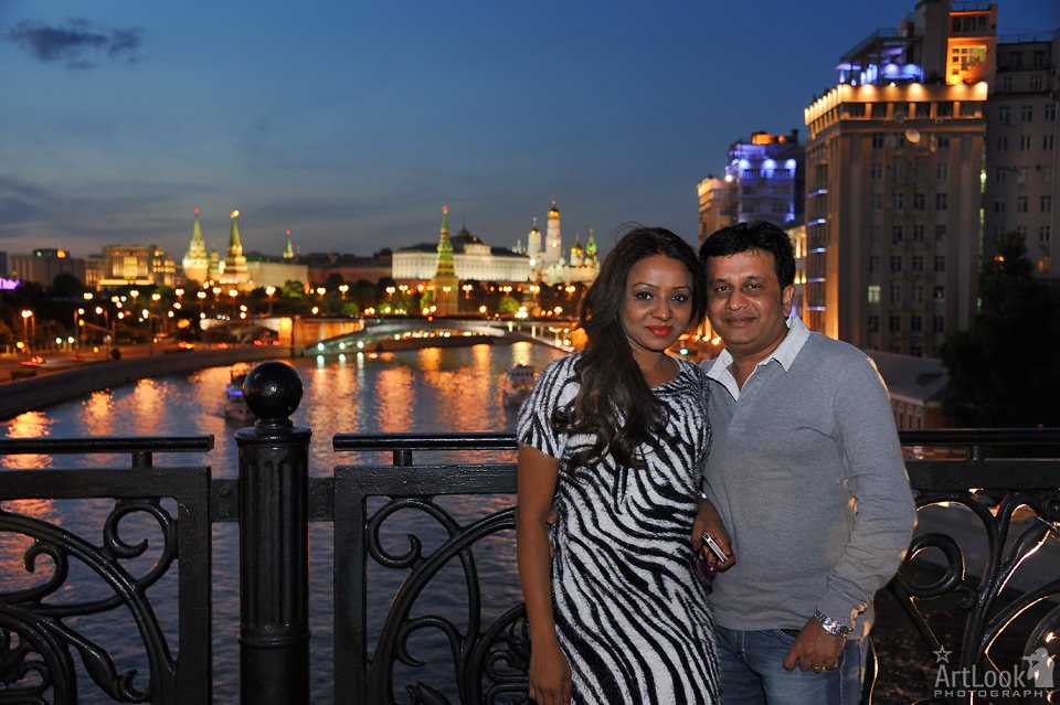 YourMoscowGuide's tweet photo. My Dear clients from India on #PatriarchyBridge #Twilight #NightMoscow tour #Moscow #Russia
https://t.co/tGVEHlhhzI https://t.co/PCmAVlxHdc