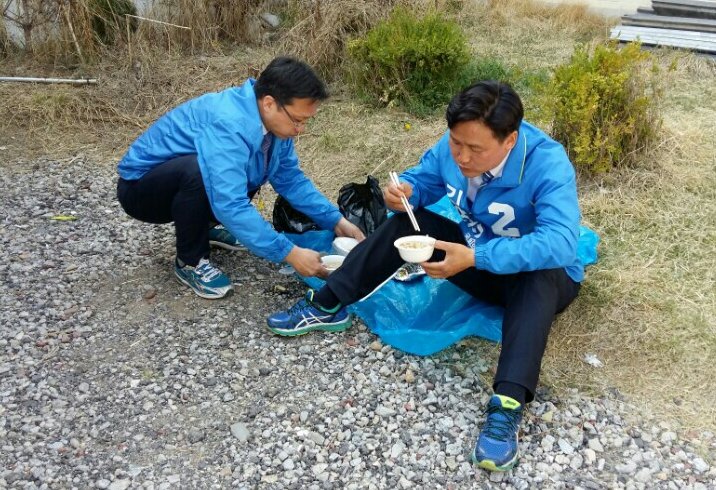 [김영진캠프] 짠하네요. 하루종일 바삐 지역을 다니다가 오후 3시가 넘어서야 점심을 먹는 김영진 후보! 김영진의 풍찬노숙 이제 우리가 끝내줍시다! #팔달병 #김영진