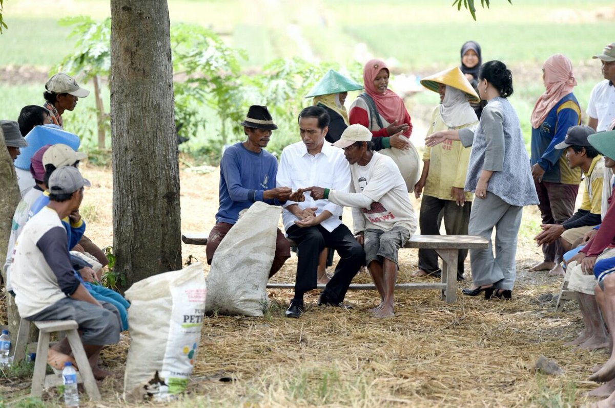 jokowi's tweet photo. Mendengar langsung keluhan petani bawang soal hama yg sulit dibasmi. Pemerintah segera cari solusi mengatasinya -Jkw https://t.co/xbGRUoRy3v