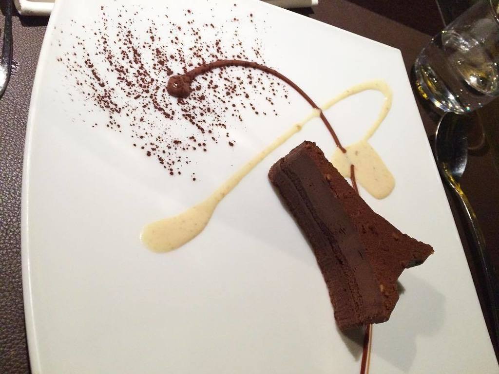 PicsFromEiffel's tweet image. No souvenir but gotta enjoy #eiffeltowercake 👍👌 #dinner #dessert #travel #happytravel by k… ift.tt/1qikwwW