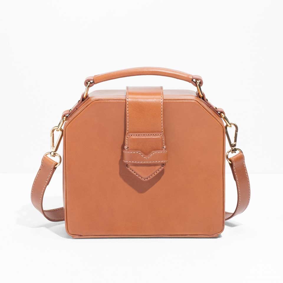 all_essentials's tweet photo. This leather #bag has a box-like structure, which gives it a fun nod to #retro elegance: https://t.co/eDpDOcKDGU https://t.co/4MAvrXnTgV