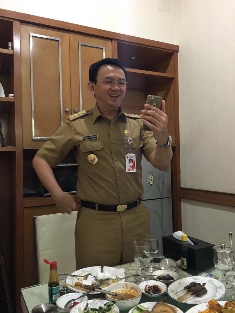 IndiraNation's tweet photo. Facetime dgn Pak Ahok dikala senggang. #WeCan https://t.co/uJ3M3zTOK4