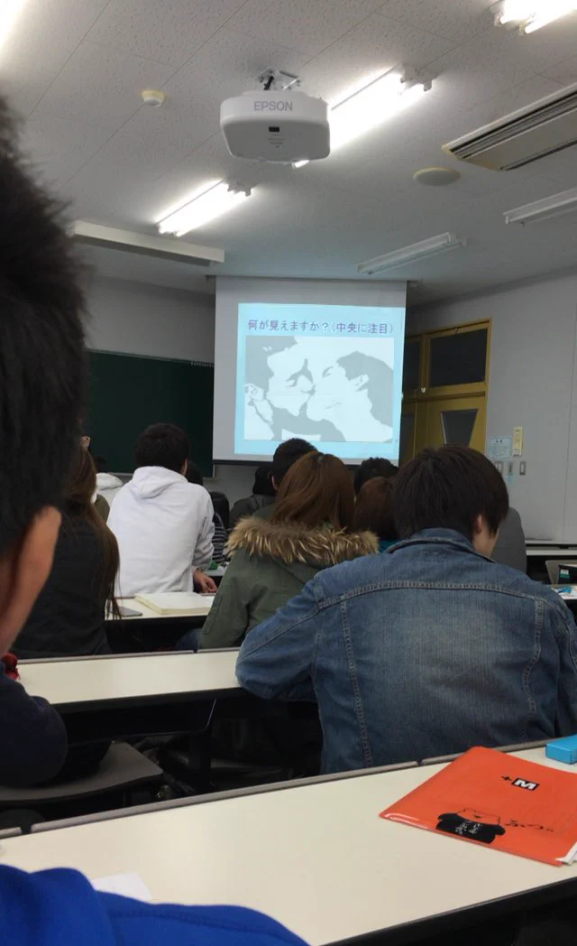 いきなりの意味不明な授業が行われ、新入生は困惑気味www