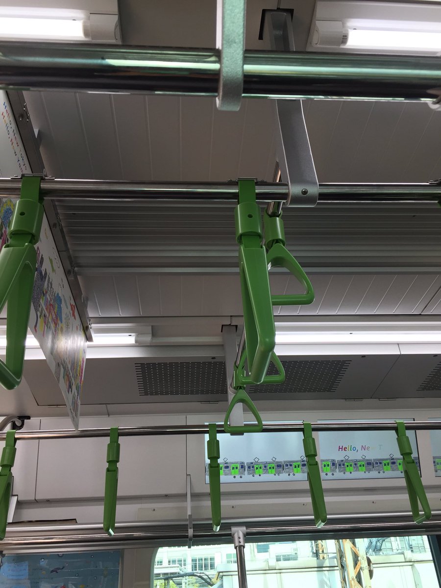 遂に山手線の最新車両に乗れた〜
サイネージの画面が多くなってるのと、
つり革が山手線カラーなのね(^O^)