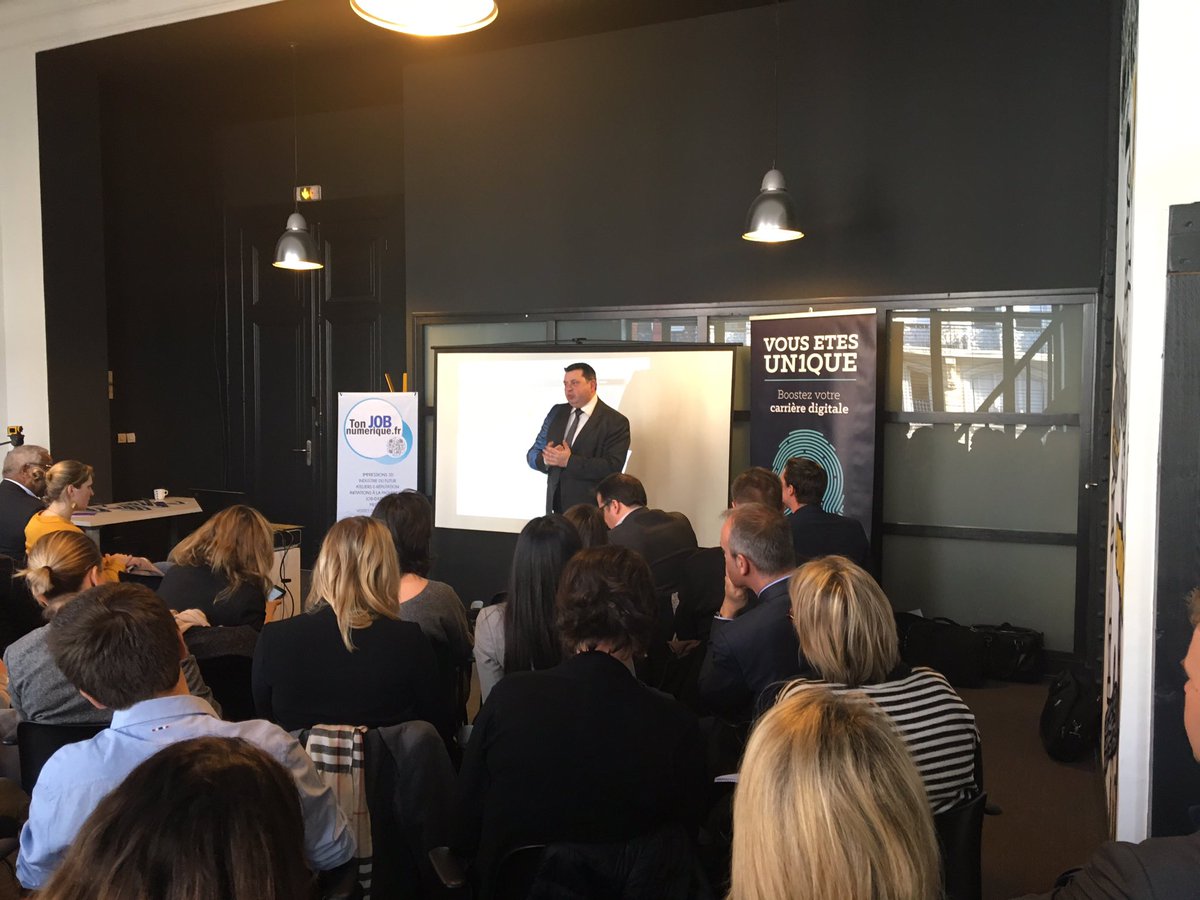 frededlens's tweet image. #BigDataRH Intervention de @Geuze_F 1ère question c&apos;est quoi, une Data au fait ?? #true @eConsultingRH