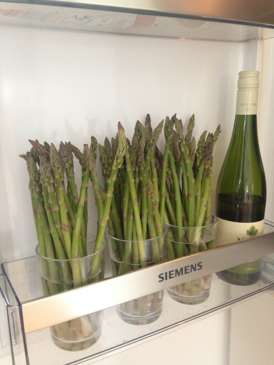 ProSecret's tweet image. Förvara sparrisen i ett glas vatten i kylskåpet så håller den sig fräsch längre: professionalsecrets.se/sv/ps/bloggar/…