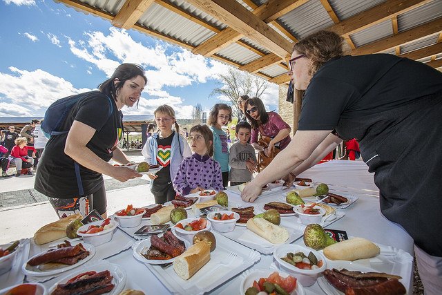 lariojacapital's tweet photo. Fotos del #Bicipicnic en https://t.co/Zt29UnelIQ Ritmo, familia y #AlimentosdeLaRioja #ElRiojaylos5sentidos https://t.co/UIAlNRo2F6