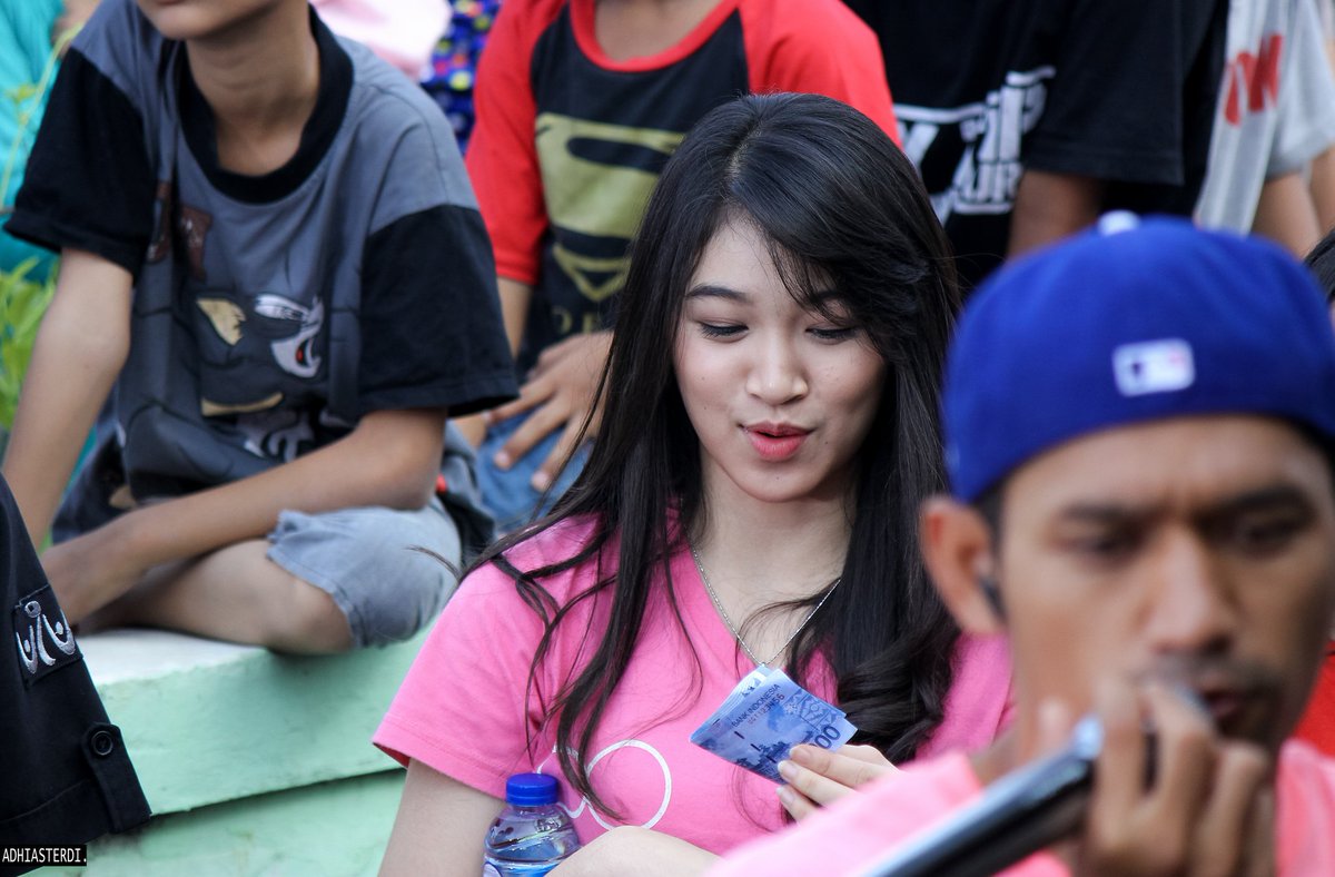 chocolatpurple's tweet photo. Wuuuu.....💸
@N_ShaniJKT48 at Eat Bulaga ANTV https://t.co/1KU1UFLqO8