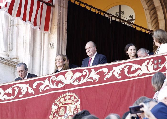 salvadoruanosa's tweet photo. Muchas Gracias Don Juan Carlos y familiares , su presencia le da más valor aún a nuestra fiesta 👏🇪🇸.Gracias. https://t.co/ITv1ihQd7p