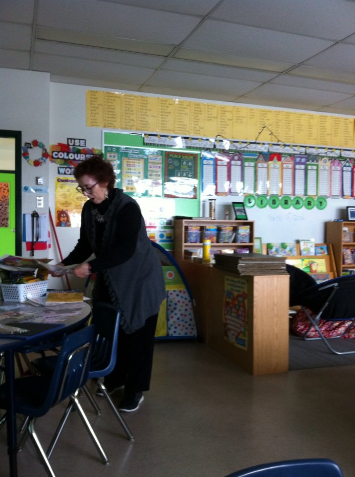 0kelly0's tweet photo. Amazing volunteers like Mrs. Ritchie who comes every week to help our students! #LoveMySchoolDay @StAnthonyElem https://t.co/87uJVEXd4V