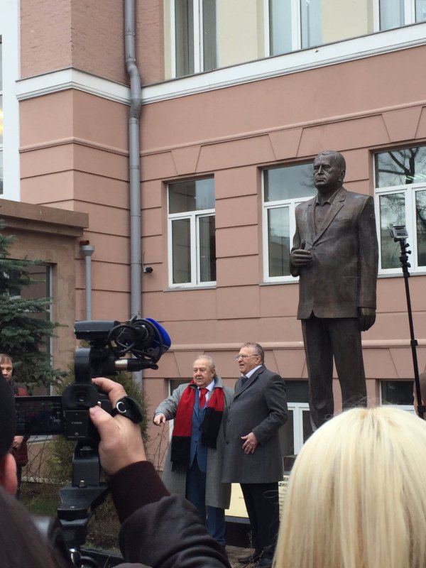 Памятник жириновскому в москве