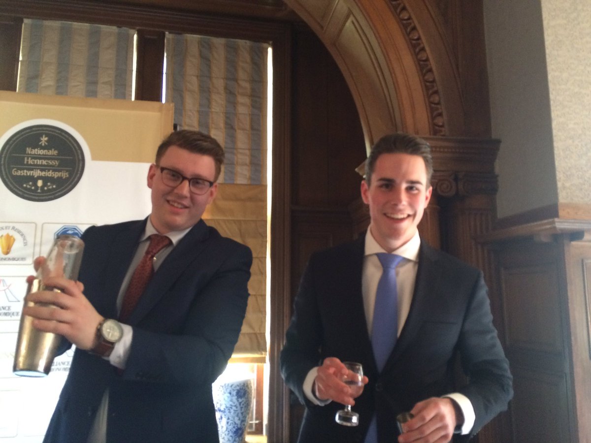 willem_kool's tweet photo. Thomy kleijngeld (r.) is winnaar van @NHGP1999 voor beste gastheer. Hij werkt in restaurant #wollerich st-oedenrode https://t.co/bHi7txNS4v