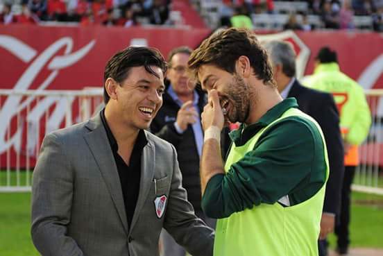 El héroe del partido, Diego Chaves, hablando con Gallardo (fueron compañeros en Nacional) antes del pitazo inicial.