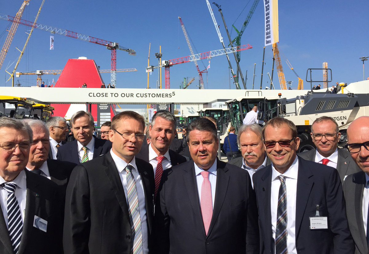 #bauma16: Kaiserwetter in München: VDMA Mitglied <a href="/WirtgenGmbH/">Wirtgen GmbH</a> zeigt <a href="/sigmargabriel/">Sigmar Gabriel</a> neueste Technik <a href="/baumaOfficial/">bauma Official</a>