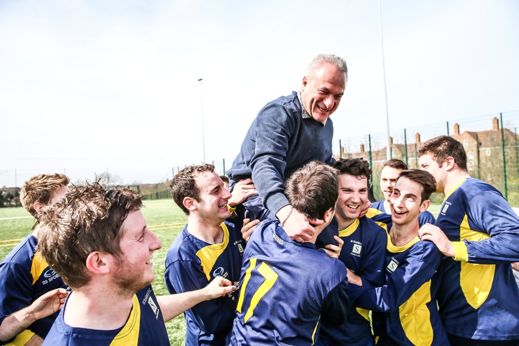 <a href="/_mgbsfl/">MGBSFL</a> PIC OF THE WKND! <a href="/ScrabbleFC/">Scrabble FC</a> recreate the 1966 Bobby Moore pose after winning #mgbsfl Div 3 title <a href="/MYM1967/">marcmorris</a>