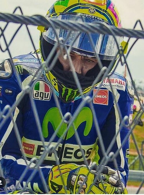 cuorenero_25's tweet photo. No estas solo @valeyellow46 siempre contigo en las buenas y malas #SoyRossita #vr46 #SiempreVale 💪💛🐢🌙🌞 https://t.co/SgMd0ML27U