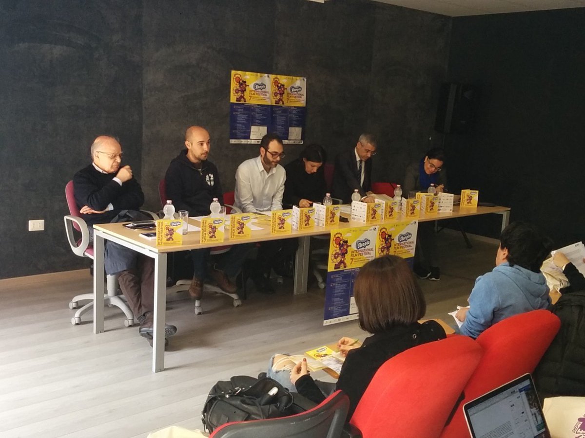 skeptofilmfest's tweet photo. Il nostro direttore artistico illustra il programma dello #Skepto7 voi lo potete trovare su https://t.co/KBEUAlMWs3 https://t.co/aAGUrorsjQ