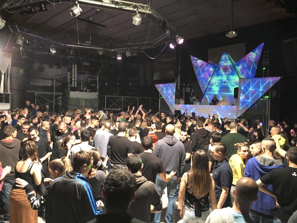PontAeri92's tweet photo. Grandioso ANIVERSARIO! Llenazo, ambientazo, musicón, La Gran Familia... Mil gracias a todos!! La leyenda  continua! https://t.co/swFvSbXyBj