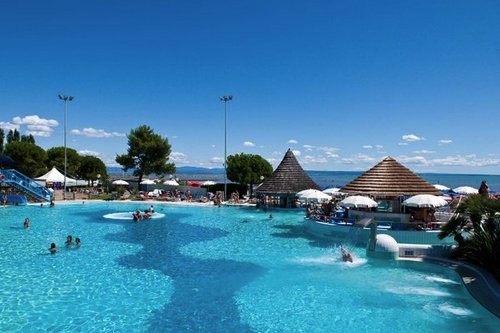 VisitFVG's tweet photo. Cerchi un'#isola con parco acquatico in riva al #mare x la tua #family? #Grado! https://t.co/70Jie1b4yX  #familyFVG https://t.co/OhD5xwEwwH