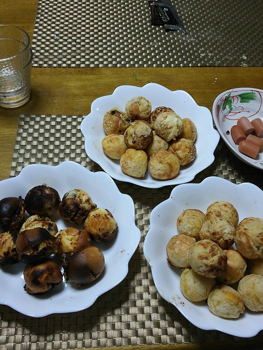 WorkerHello's tweet image. 今日は家族でたこ焼きを作りました！
左下が松本作です。