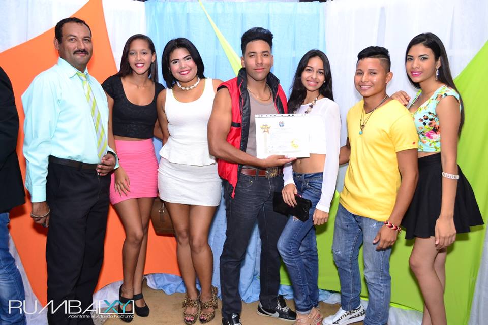 SupportingTlt's tweet image. graduación de mi negro como modelo ✴✴✴🍸💋