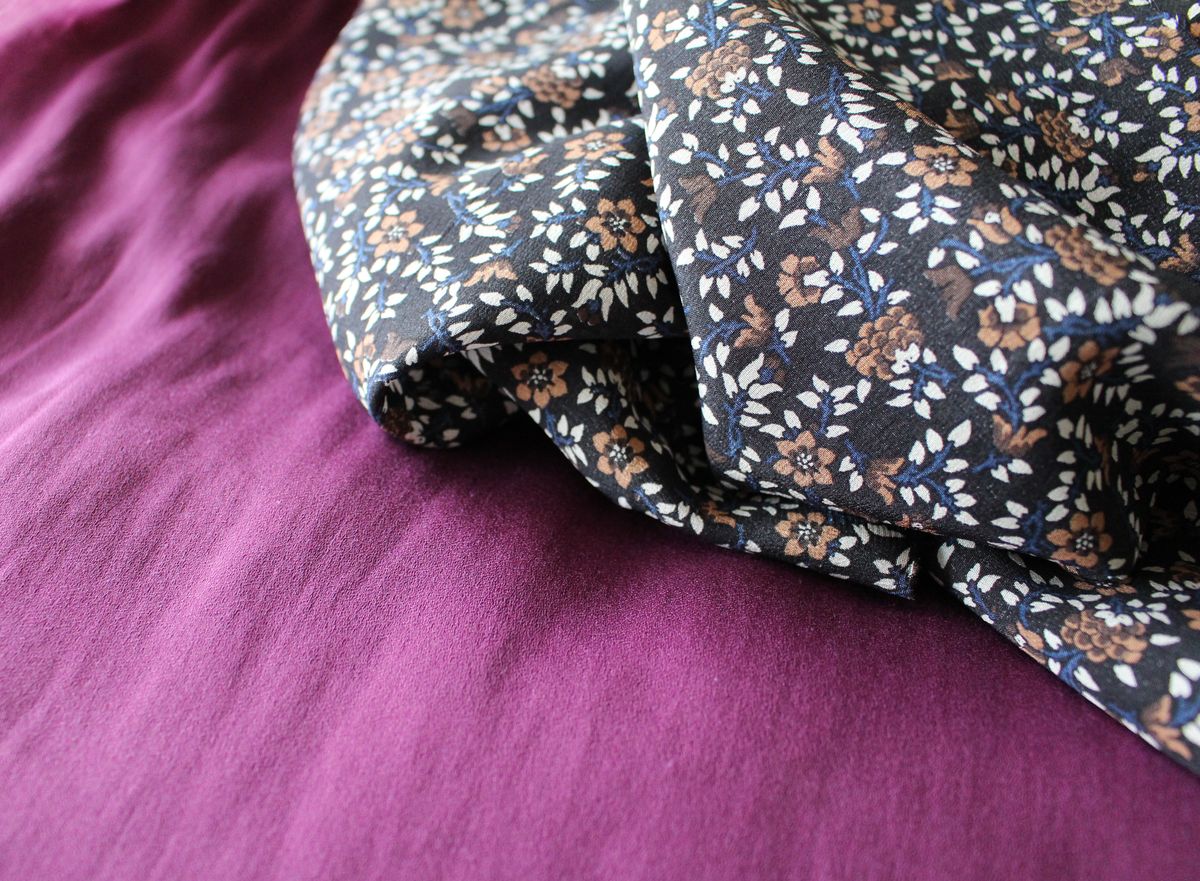 ffdesigners's tweet photo. Zwei schöne Seidenstoffe. Luftige Blüten und fluffiges Violett. Piano und Nogue. #stoffe #nähenisttoll https://t.co/OiCfrRB8gY