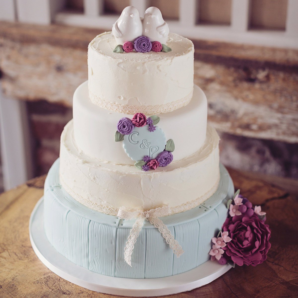 #weddingcake #vintage #lovebirds <a href="/CorrsCakes/">Donna Corr</a> <a href="/wimagazine/">Wedding Ideas</a> @Bridesmagazine