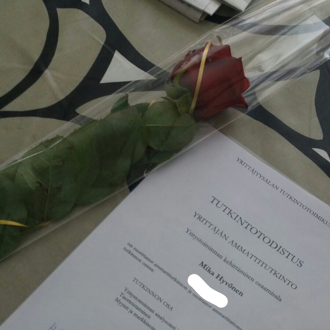 MikaHyv's tweet photo. Olenko nyt niinkuin ammattilais yrittäjä? ;) #Ammattitutkinto #yrittäjyys #Intotalo  #MikanKonserni #Valmistuin https://t.co/FbeGX2aAHL