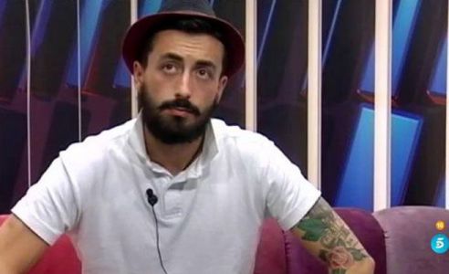 TokenersEN's tweet photo. ¡¡Aritz acusa a #Telecinco de estafa!! https://t.co/zccUtBz58F #GH #GHVIPDirecto #Alookinando #Tomate! https://t.co/olJJ5osUej
