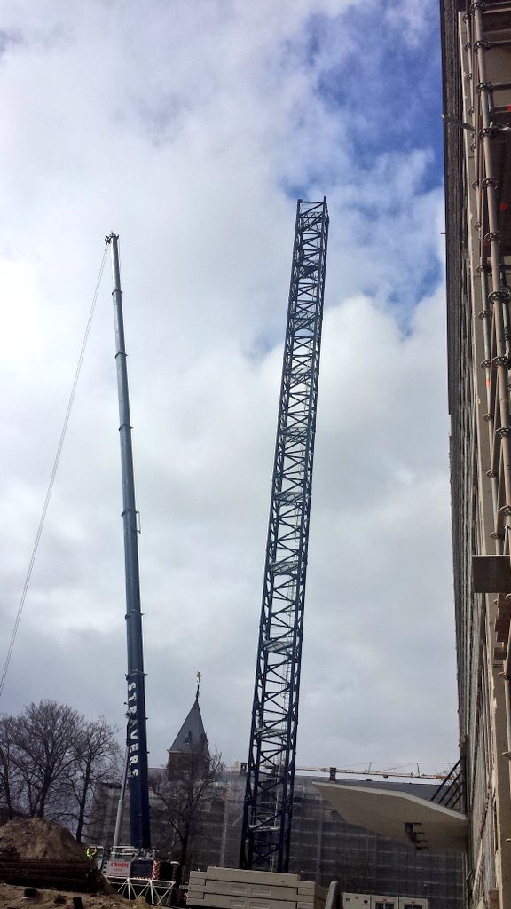 De #torenkraan met een hoogte van ruim 75 m1 staat klaar voor gebruik op werk @HoogOostduin #Züblin
