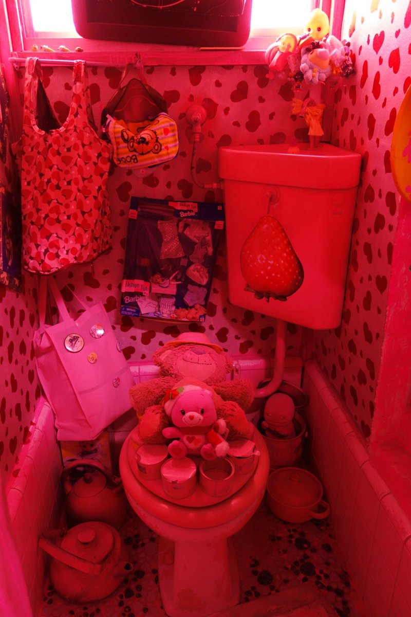 تويتر えぬびい على تويتر 東京最狂の珍スポと呼び声高い 当社比 あさくら画廊を紹介いたします 閑静な住宅街に突如現れる真っピンク の異空間 内部もピンクピンクピンク とにかくピンク 家じゅうピンク 居間もピンク トイレもピンク ここはやばい てか怖い