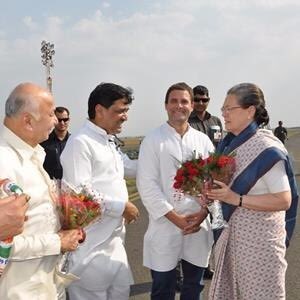 IYC's tweet photo. Congress President Smt Sonia Gandhiji being welcomed in Nagpur by Congress leaders. 

#125YrsOfAmbedkar https://t.co/SyNr89ocuN
