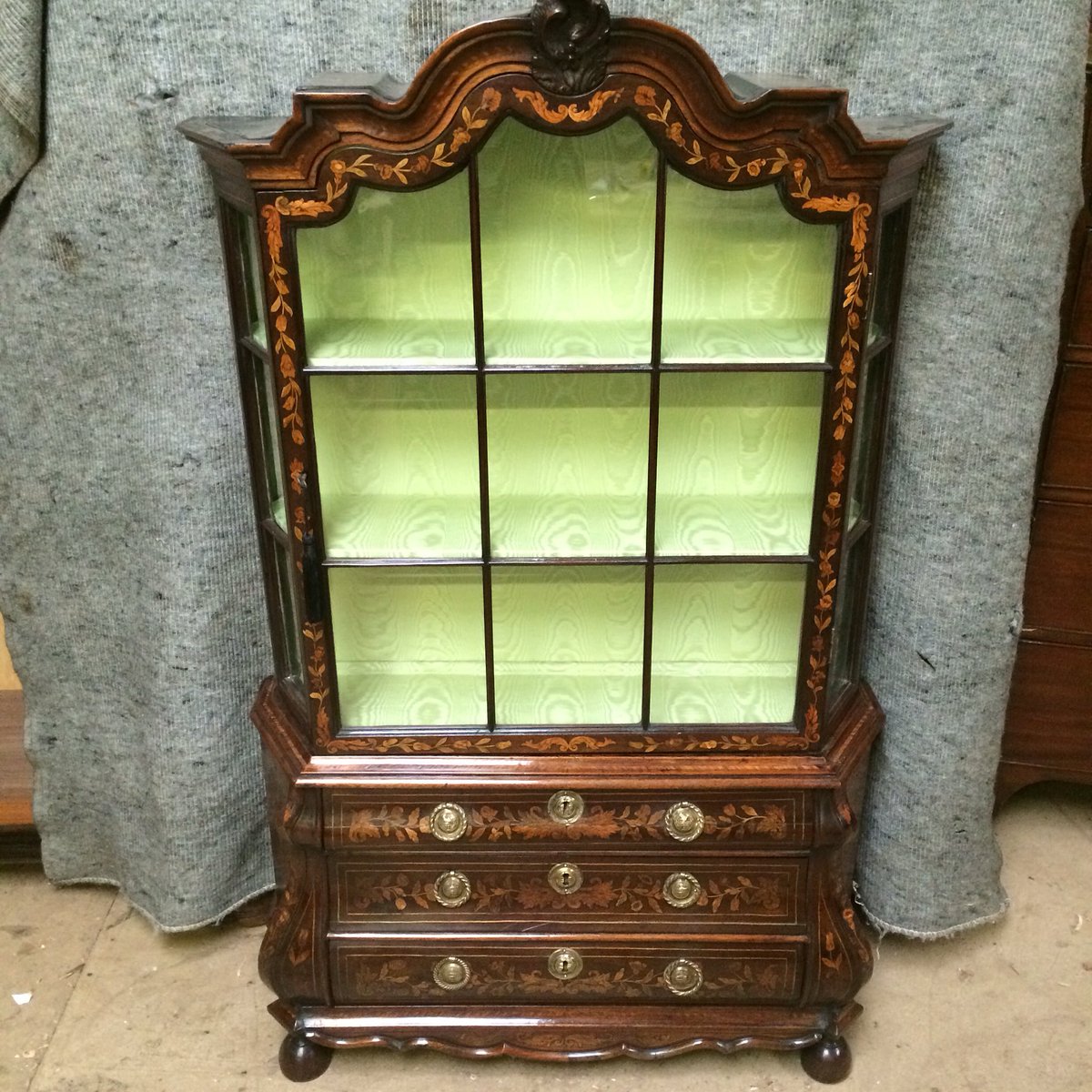 RPywell's tweet photo. Pretty and small (H 50" W 31" D 10") display cabinet covered in floral marquetry. https://t.co/aDq8rx7BhQ