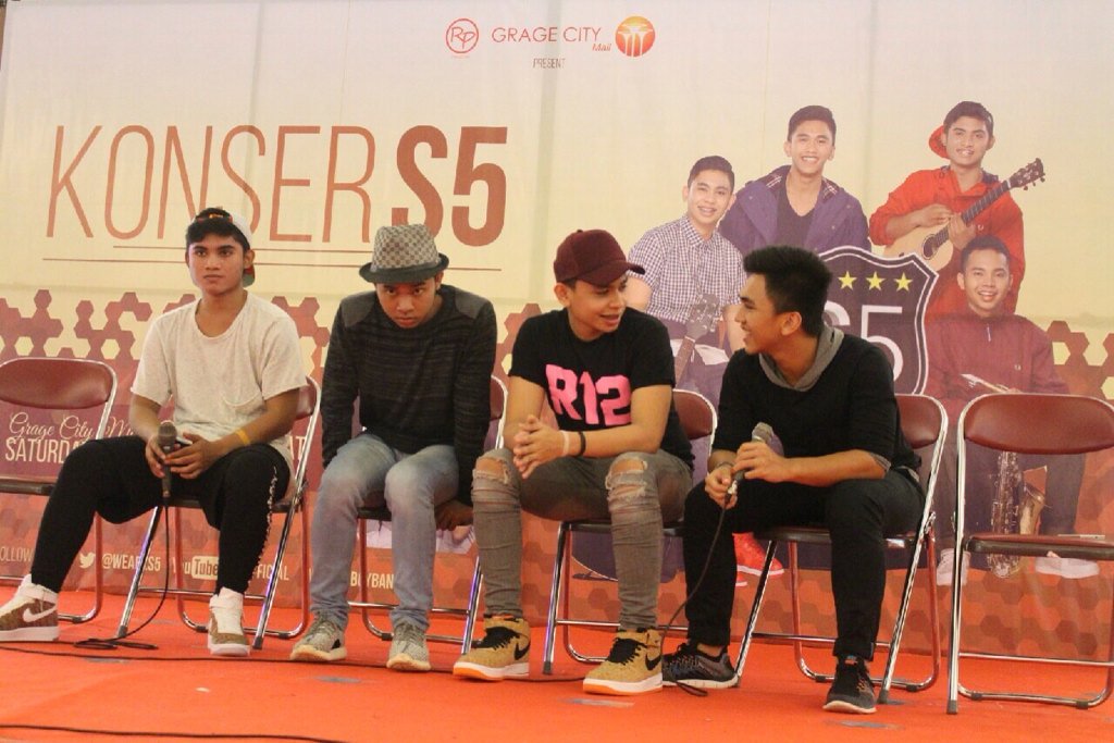 surfiverscrbn's tweet photo. Rheno sama kevin asik bgt ngobrol'a😋 Patton sama Lamido liatin siapa sih?@jojoanitogea @lamidocorallo https://t.co/eRDiPH7Mgt