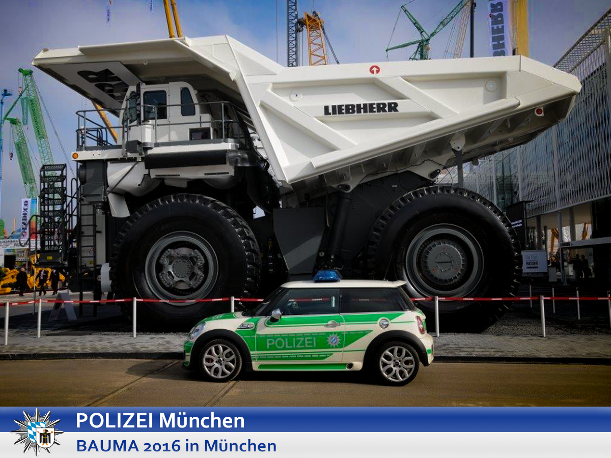 1402Rosi's tweet photo. @PolizeiMuenchen Das schönste Foto🤩 der von der #Bauma2016...😘🚓
https://t.co/loJQb1fRQh