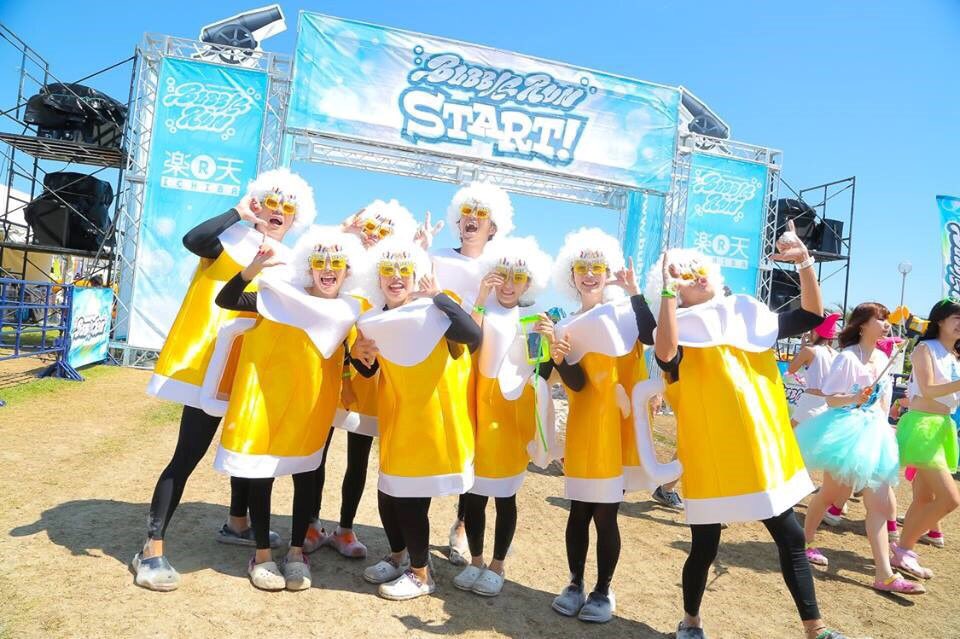 バブルラン 公式 Ar Twitter 全国のコーディネート第2位 泡といえばビール ビールといえば泡 皆様でおそろいのビールコーデを身にまとい泡を連想させるウィッグ 皆様でお揃いのメガネも可愛くて本格的 大人数でやるのもまたインパクトがありますね バブルラン 公式 Ar Twitter 全国のコーディネート第2位 泡といえばビール ビールといえば泡 皆様でおそろいのビールコーデを身にまとい泡を連想させるウィッグ 皆様でお揃いのメガネも可愛くて本格的 大人数でやるのもまたインパクトがありますね