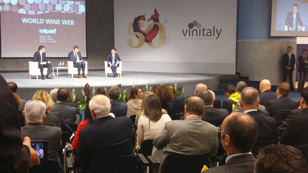 besharable's tweet photo. "Il popolo che parla peggio degli italiani sono proprio gli italiani. Smettiamola di piangerci addosso" @matteorenzi https://t.co/GpnmOzAfzg