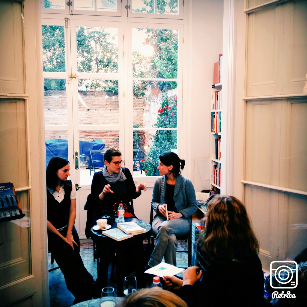 CasaUsherBCN's tweet photo. En ple #clubdelectura de "Les pereres fan la flor blanca" de #RaigVerd amb @Idealibros i la traductora Maria Rosich https://t.co/iBdllqjGa1