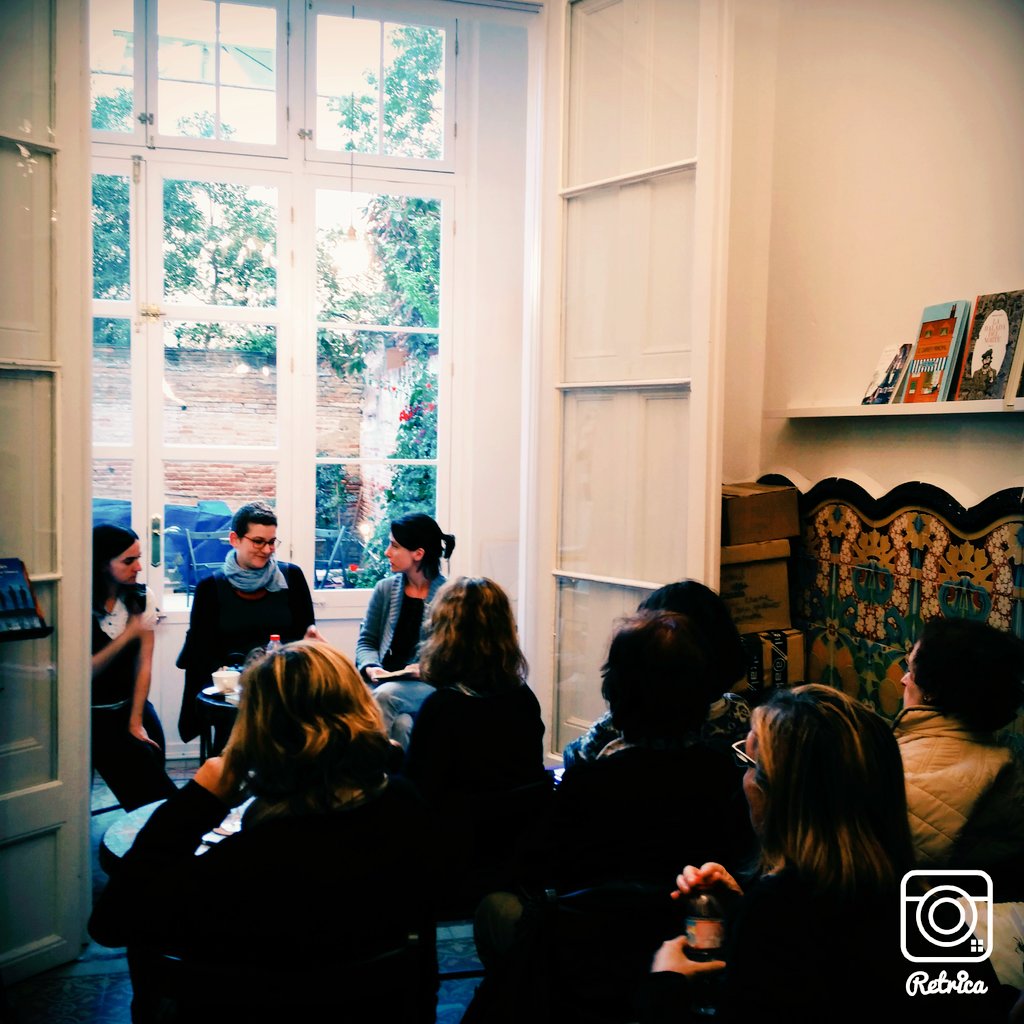 CasaUsherBCN's tweet photo. En ple #clubdelectura de "Les pereres fan la flor blanca" de #RaigVerd amb @Idealibros i la traductora Maria Rosich https://t.co/iBdllqjGa1