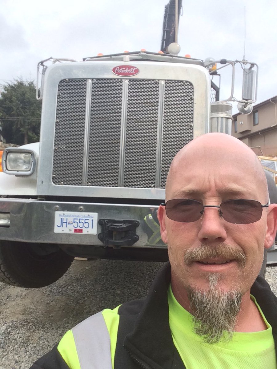 RickGauthier2's tweet photo. @standardtc a little jacked up for more steel. #heavylift #hiab422 #superbuild https://t.co/wWpYRXFBSx