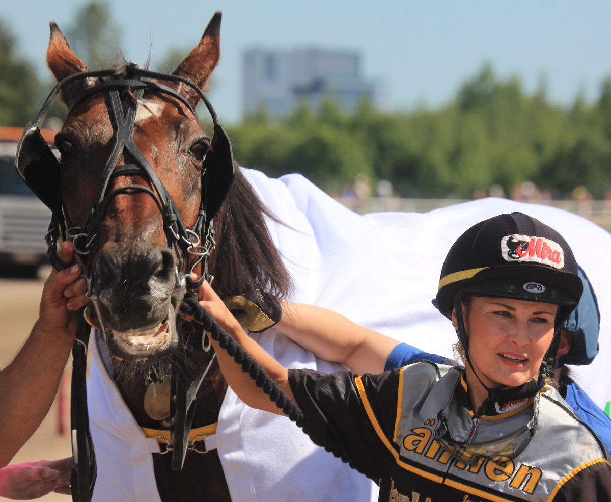 mtvravit's tweet photo. #PitchCommand is back! Ruuna tosin voitti @SjoenRavikeskus #Toto4-kierroksella kuvasta poiketen kärryjen kera #ravit https://t.co/DciLe3xikq