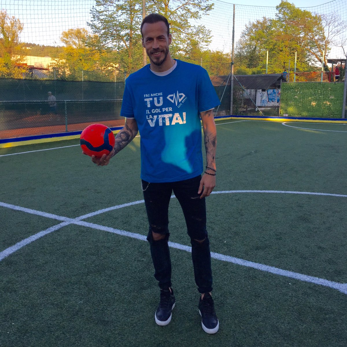 Save_Moras_IT's tweet photo. #Backstage #IlGolPerLaVita

Pomeriggio a #Montorio per Moras! Ecco le foto del backstage del video del torneo! https://t.co/XGZaZt40mY