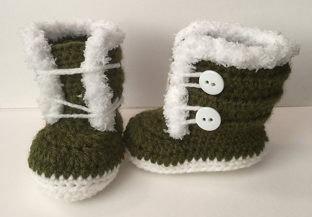 Jessie_AtHome's tweet photo. #MakeItCrochet #TodaysFeature #FreeCrochetPattern Fuzzy Fur Trim Booties @CrochetEnvy https://t.co/yLvSFt436s https://t.co/2hQXPFA701