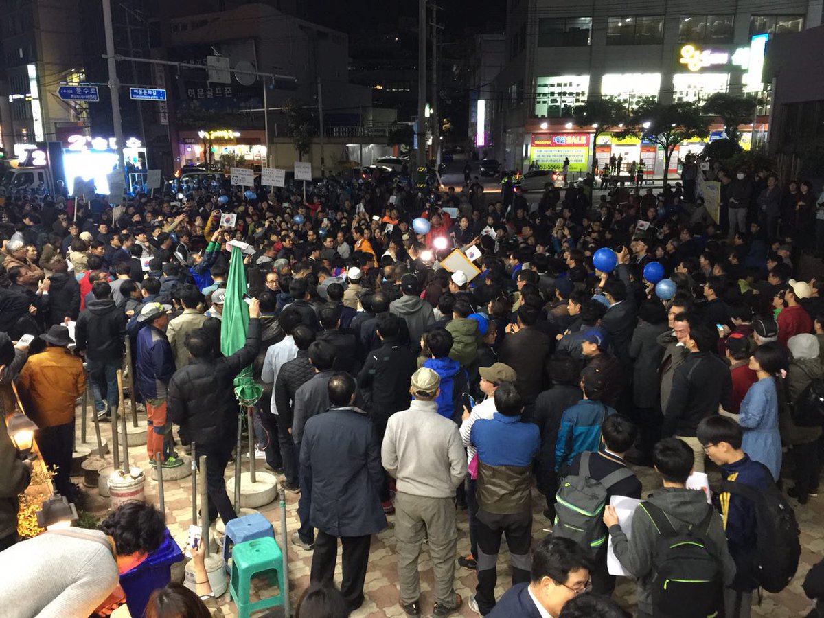 여수 일대가 그야말로 뒤집어졌습니다. 문재인의원님과 백무현을 보기 위해 모인 사람들로 거리가 가득 메워졌습니다. 잡은 두 손, 결코 놓지 않고, 수십년 독주를 백무현이 끝내겠습니다 #백무현  #주승용 #문재인