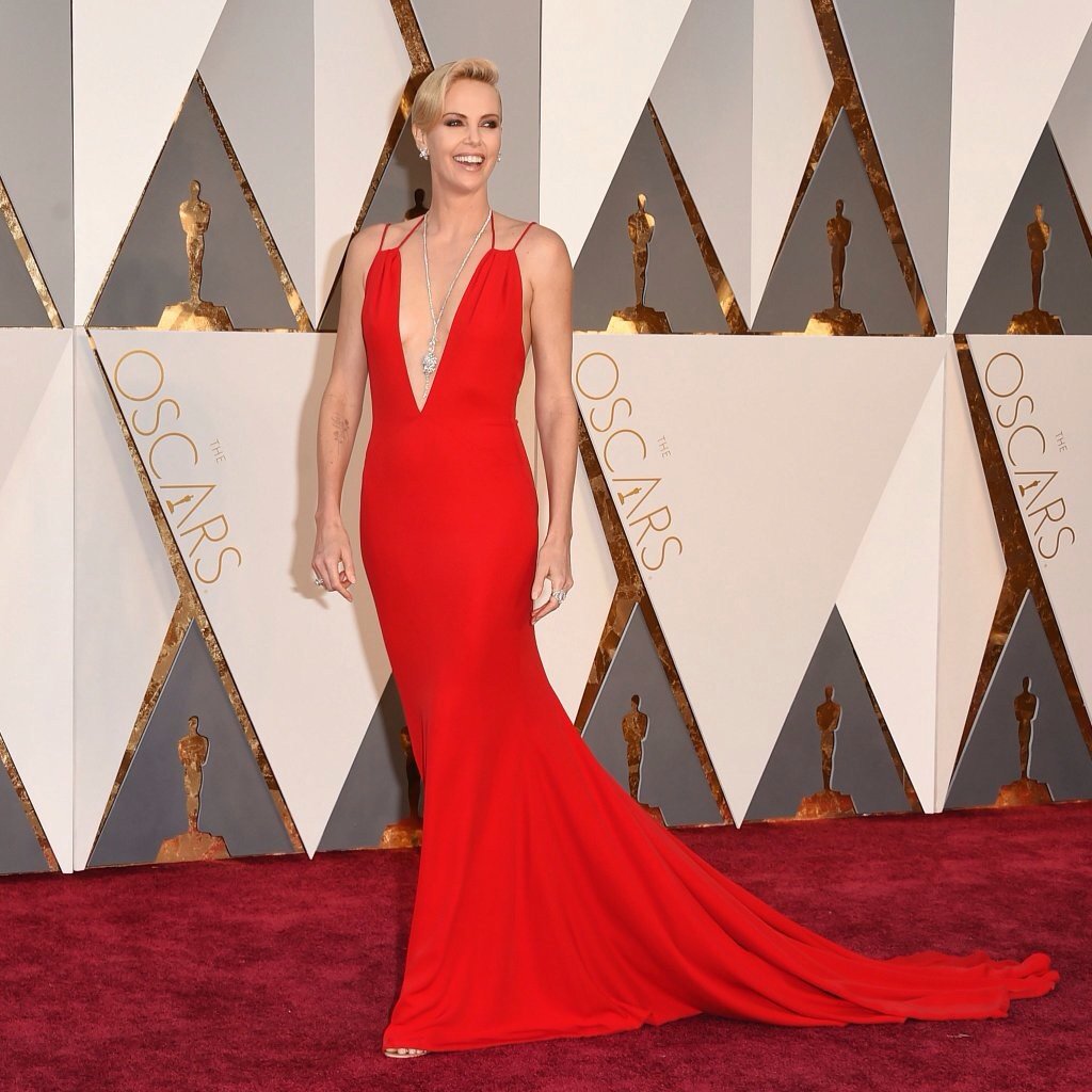 vincentmenezes's tweet photo. #RedIsRed ...
#CharlizeTheron ...
#pullsitoff ....
#AtTheOscars https://t.co/CWGfn56ffR