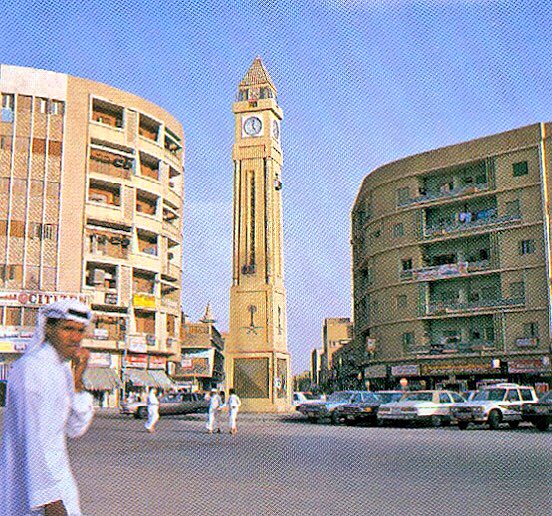 الرياض حي الديرة ساحة الصفاة عام 1985 وتظهر الساعة العريقة بمنتصف الصورة