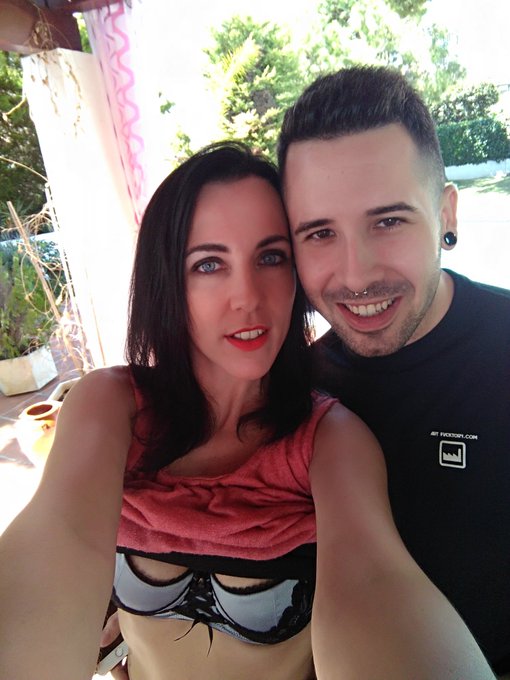 Tournage avec el guapo @kevinwhitexxx  pour @MMM100_kemaco   bisous mes ch&eacute;ris ! Esta muy bueno hummmmmm<a class="tags" href="/tag/kevinwhitexxx">@kevinwhitexxx</a><a class="tags" target="_blank" title="On Twitter" href="/?out=eyJ0eXAiOiJKV1QiLCJhbGciOiJIUzUxMiJ9.eyJpYXQiOjE3MjExNTc1NjgsImlzcyI6InR3cG9ybnN0YXJzLmNvbSIsIm5iZiI6MTcyMTE1NzU2OCwiZXhwIjoxNzUyNjkzNTY4LCJyZWRpcmVjdF91cmwiOiJodHRwczovL3R3aXR0ZXIuY29tL01NTTEwMF9rZW1hY28ifQ.rGrh6jPLC4_Nu4ZyV_OEUu272smYcjilQfd2nkYovh6FQbCtS38n6ISX5PC-QAWQ213P3G2MO3yp_1VjG3Yzfw">@MMM100_kemaco</a><a href="/tag/sexy"class="tags"><span>#sexy</span></a><a href="/tag/hot"class="tags"><span>#hot</span></a><a href="/tag/shows"class="tags"><span>#shows</span></a>