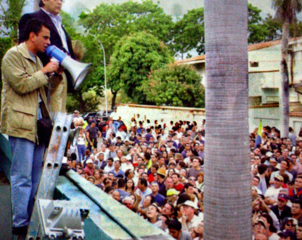 laradiodelsur's tweet photo. ¿Lo reconoces? Capriles Radonski protagonizó asedio a la Embajada #Cuba en #Venezuela en el golpe de Estado 2002 https://t.co/2WyEvUNMtC