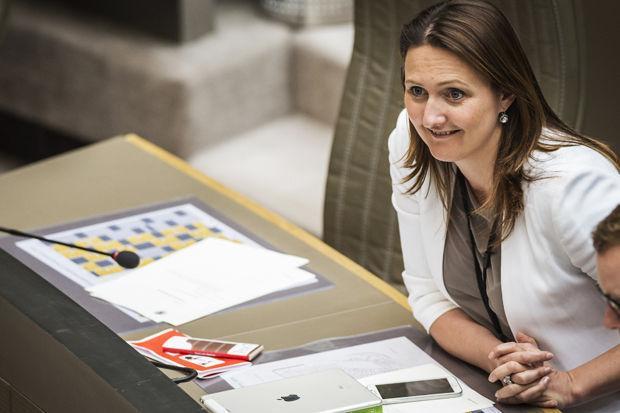 Knack's tweet photo. 'Beste Gwendolyn Rutten, niet iedereen verdient 6.000 euro per maand' https://t.co/OXJpQzEB0A https://t.co/ApQ2Y5qChu