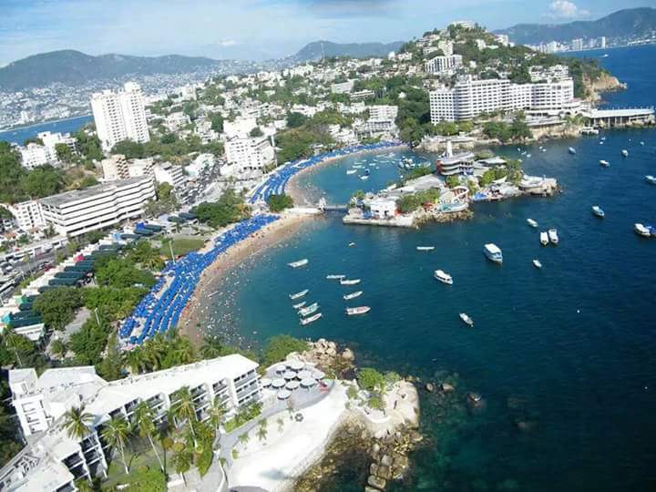 Listos para iniciar la semana ¡Excelente lunes! 
30° grados de temperatura en #Acapulco.